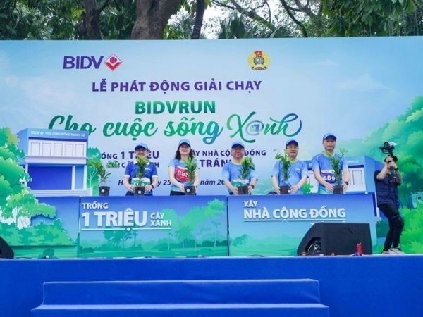 Thi c&ocirc;ng backdrop giải chạy gi&aacute; rẻ tại TPHCM