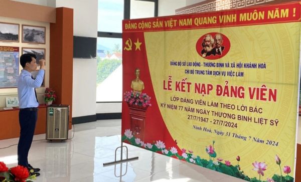 In backdrop kết nạp đảng vi&ecirc;n