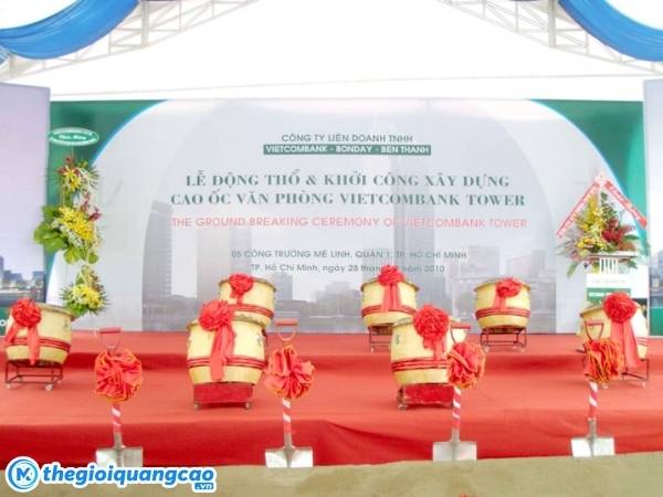 Mẫu backdrop lễ động thổ & khởi c&ocirc;ng x&acirc;y dựng cao ốc văn ph&ograve;ng Vietcombank Tower