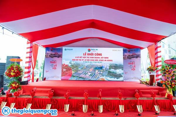 Mẫu backdrop lễ khởi c&ocirc;ng bằng m&agrave;n h&igrave;nh led kết hợp th&ecirc;m banner