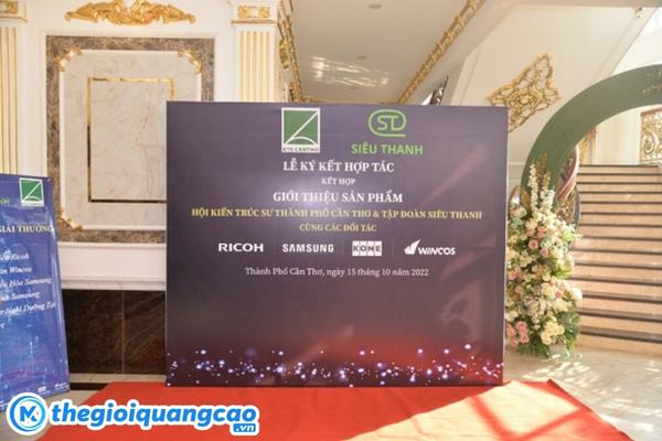 Backdrop lễ k&yacute; kết hợp t&aacute;c kết hợp giới thiệu sản phẩm