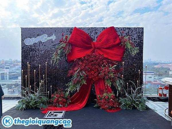 Mẫu background lễ ra mắt đẹp decor hoa, l&aacute; v&agrave; vải lụa