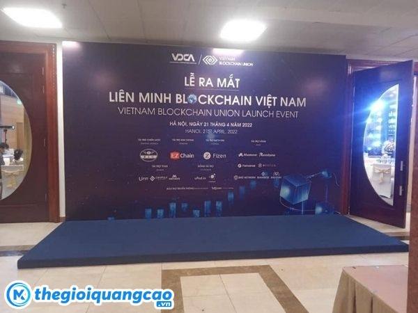Thi c&ocirc;ng backdrop lễ ra mắt decal PP d&aacute;n format