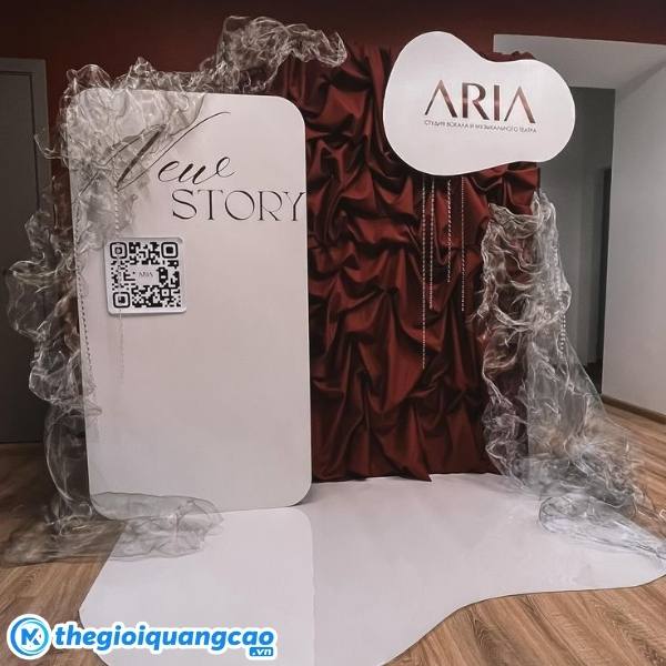 L&agrave;m backdrop, background lễ ra mắt sản phẩm bằng vải lụa