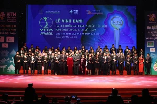 Mẫu backdrop lễ vinh danh m&agrave;n h&igrave;nh led sang trọng, hiện đại