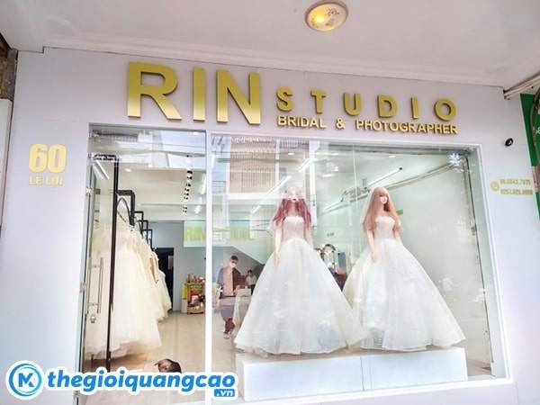 Mẫu bảng hiệu studio &aacute;o cưới chữ nổi inox v&agrave;ng