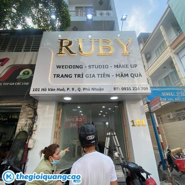 L&agrave;m bảng hiệu &aacute;o cưới chữ nổi inox v&agrave;ng gương