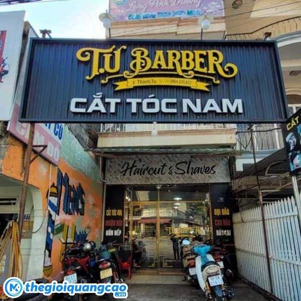 Mẫu bảng hiệu cắt t&oacute;c nam đẹp chữ nổi mica nền t&ocirc;n s&oacute;ng