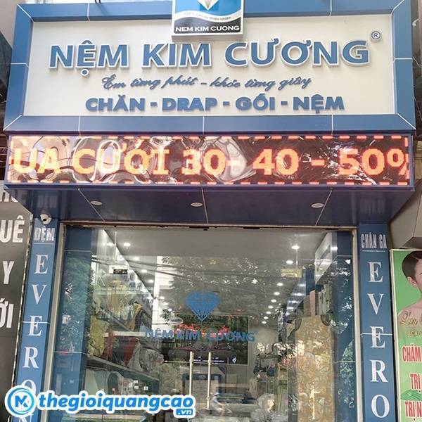 Thi c&ocirc;ng bảng hiệu quảng c&aacute;o chăn ga gối đệm chữ nổi viền inox