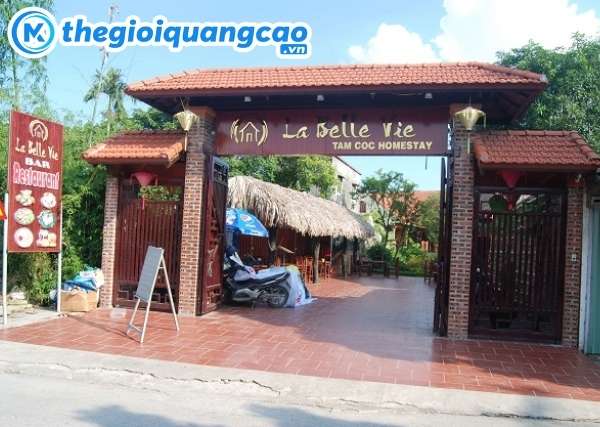 Mẫu bảng hiệu gỗ homestay khắc chữ bằng leaser&nbsp;