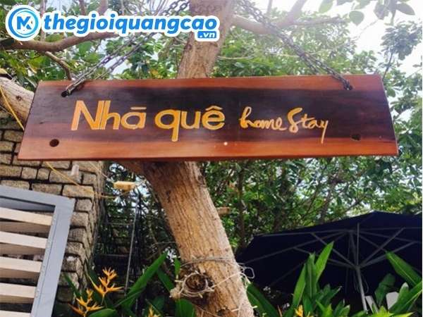 L&agrave;m bảng hiệu gỗ homestay đẹp, giản dị