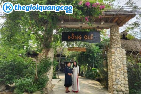Mẫu biển hiệu homestay đồng qu&ecirc; gần gũi thi&ecirc;n nhi&ecirc;n