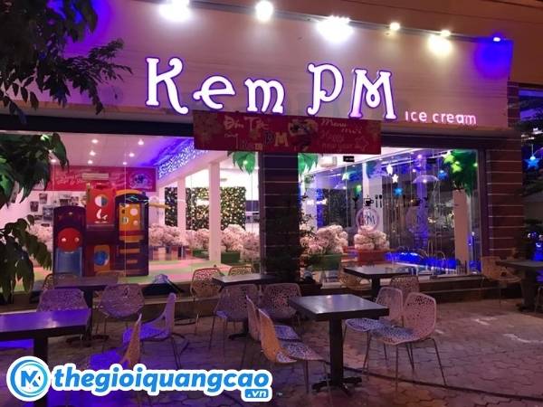 L&agrave;m bảng hiệu qu&aacute;n kem chữ nổi mica gắn led