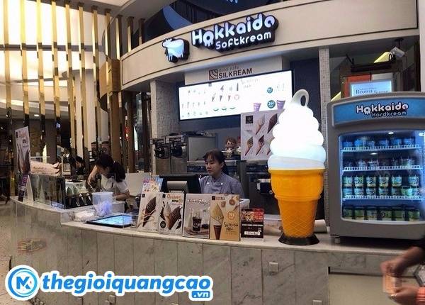 Thi c&ocirc;ng bảng hiệu kem tươi chất liệu nền alu chữ nổi viền inox