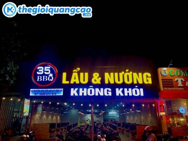 Thi c&ocirc;ng bảng hiệu lẩu nướng chữ mica h&uacute;t nổi gắn led