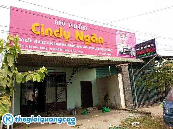 L&agrave;m bảng hiệu shop mỹ phẩm đẹp nền alu