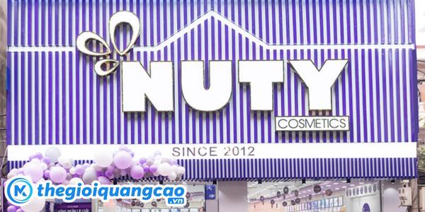 Mẫu bảng hiệu mỹ phẩm nền t&ocirc;n s&oacute;ng v&agrave; chữ nổi mica