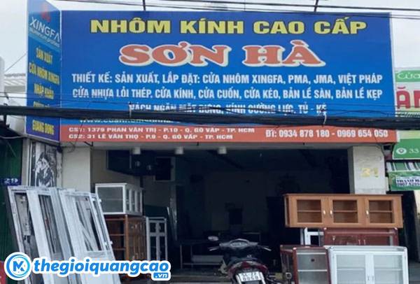 Mẫu bảng hiệu cưa h&agrave;ng nh&ocirc;m k&iacute;nh bằng bạt hiflex