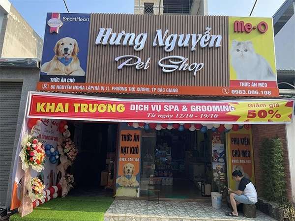 Mẫu bảng hiệu pet shop chữ nổi mica tr&ecirc;n nền t&ocirc;n s&oacute;ng