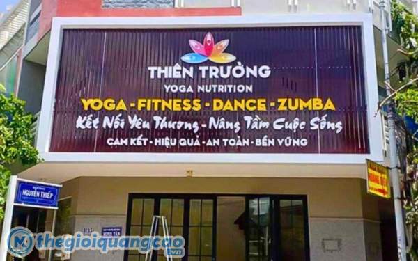Mẫu bảng hiệu ph&ograve;ng Gym Thi&ecirc;n Trường nền t&ocirc;n s&oacute;ng kết hợp chữ nổi mica