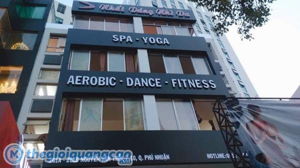 L&agrave;m bảng hiệu ph&ograve;ng Gym nền alu kết hợp chữ nổi mica