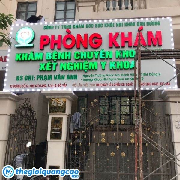 Mẫu bảng hiệu ph&ograve;ng kh&aacute;m nhi chữ nổi mica gắn led