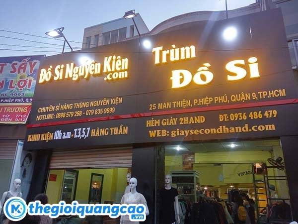 Thi c&ocirc;ng bảng hiệu shop đồ si gi&aacute; rẻ tại HCM