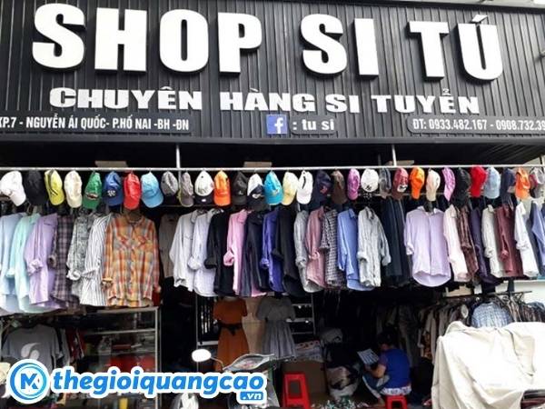 Bảng hiệu shop đồ si uy t&iacute;n phong c&aacute;ch tối giản
