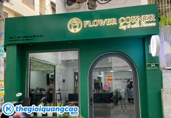 Mẫu bảng hiệu shop hoa đẹp chữ nổi kết hợp đ&egrave;n led