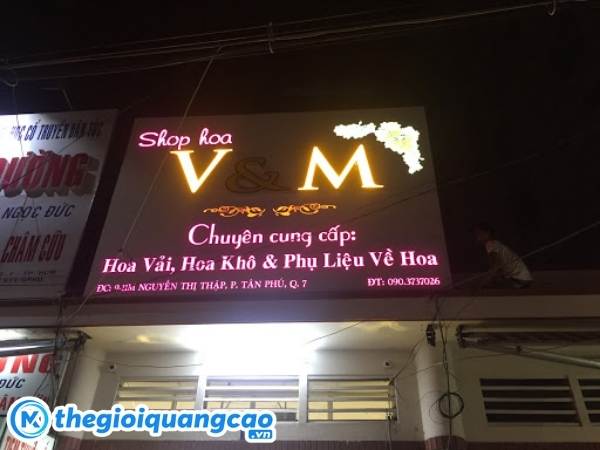 Thi c&ocirc;ng bảng hiệu shop hoa tươi gi&aacute; rẻ tại TPHCM