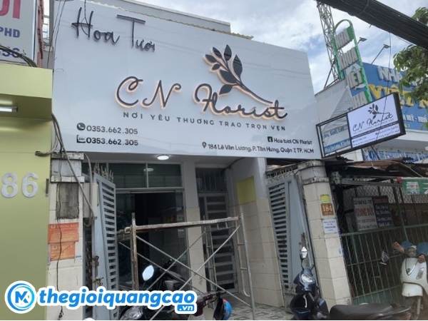 Gia c&ocirc;ng bảng hiệu shop hoa chữ nổi inox s&aacute;ng ch&acirc;n