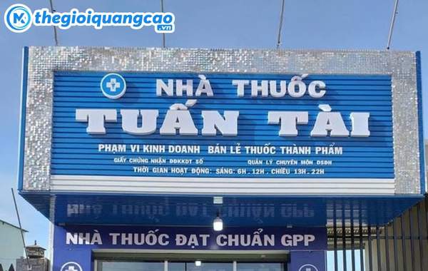 Mẫu bảng hiệu t&ocirc;n s&oacute;ng dọc cho nh&agrave; thuốc Tuấn T&agrave;i