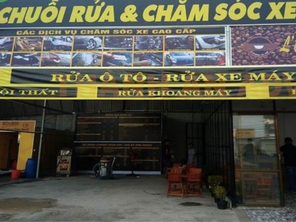 Thi c&ocirc;ng bảng hiệu rửa xe nền t&ocirc;n d&aacute;n decal