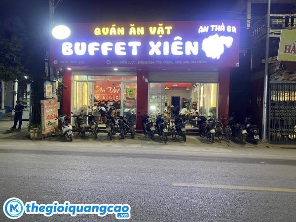 Mẫu bảng hiệu qu&aacute;n ăn vặt xi&ecirc;n que