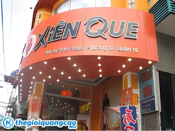 Bảng hiệu xi&ecirc;n que chữ nổi mica nền alu