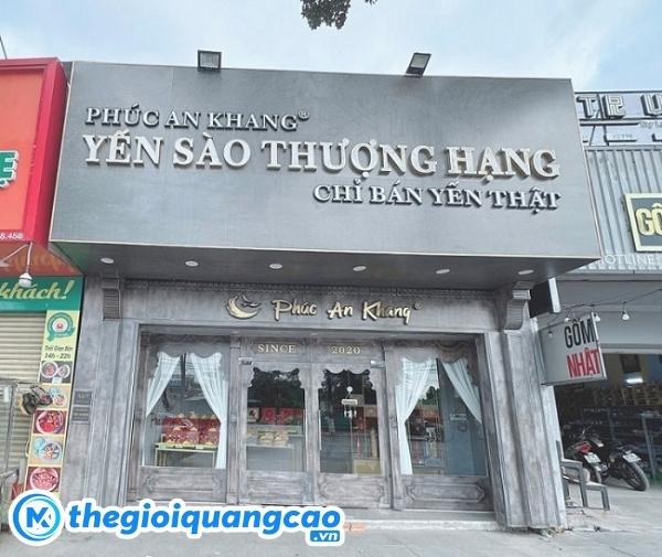 L&agrave;m bảng hiệu yến s&agrave;o chữ nổi inox, nền alu m&agrave;u bạc