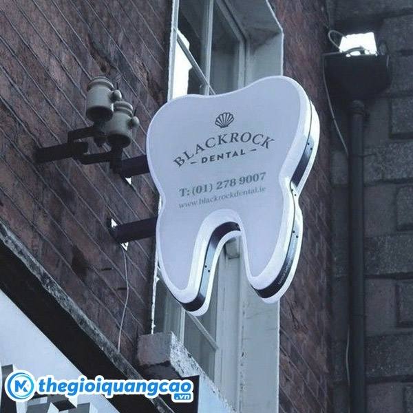 Thi công biển vẫy nha khoa chất liệu alu khắc CNC