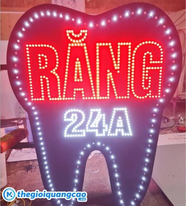 Mẫu biển vẫy nha khoa dạng hộp đèn hình chiếc răng