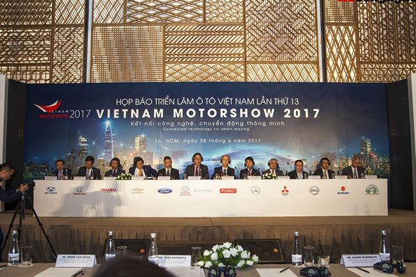 Mẫu ph&ocirc;ng nền họp b&aacute;o triển l&atilde;m &ocirc; t&ocirc; Việt Nam