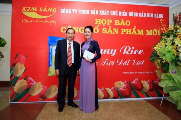 Mẫu backdrop họp b&aacute;o c&ocirc;ng bố sản phẩm mới