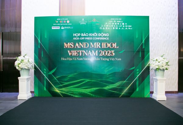 Backdrop họp b&aacute;o d&aacute;n decal bồi formex
