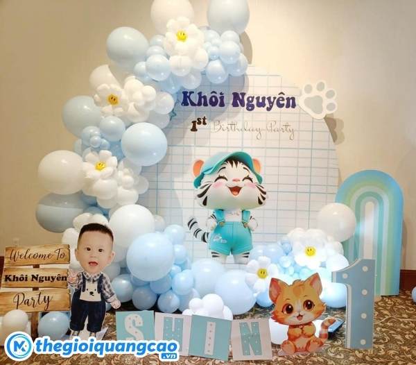 Mẫu backdrop th&ocirc;i n&ocirc;i cho b&eacute; tuổi m&egrave;o