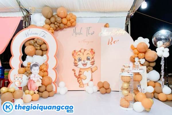 Mẫu backdrop th&ocirc;i n&ocirc;i theo con gi&aacute;p