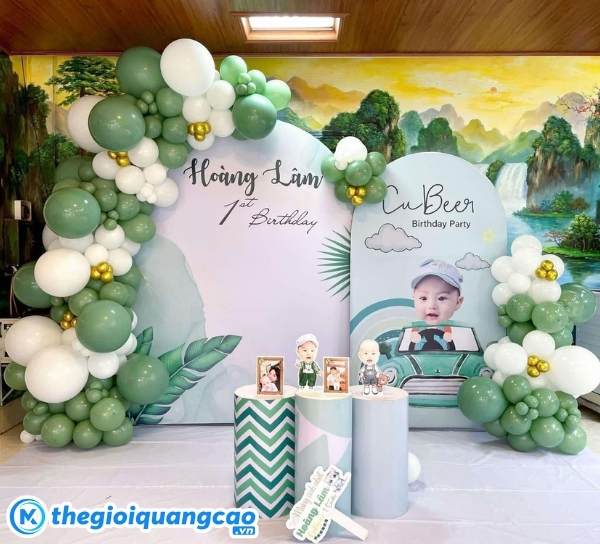 Mẫu backdrop th&ocirc;i n&ocirc;i b&eacute; trai tone xanh l&aacute;