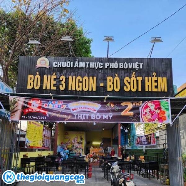 Bảng hiệu b&ograve; n&eacute; chữ nổi mica nền t&ocirc;n s&oacute;ng