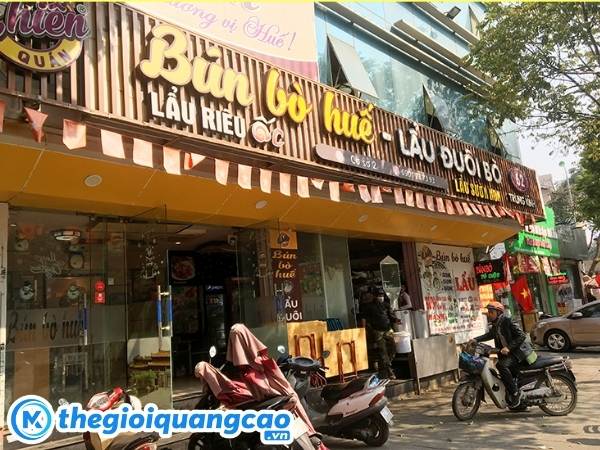 Bảng hiệu b&uacute;n b&ograve; huế chất liệu gỗ