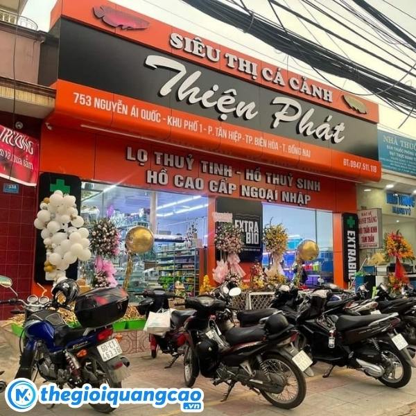 Mẫu biển quảng c&aacute;o c&aacute; cảnh bằng mica