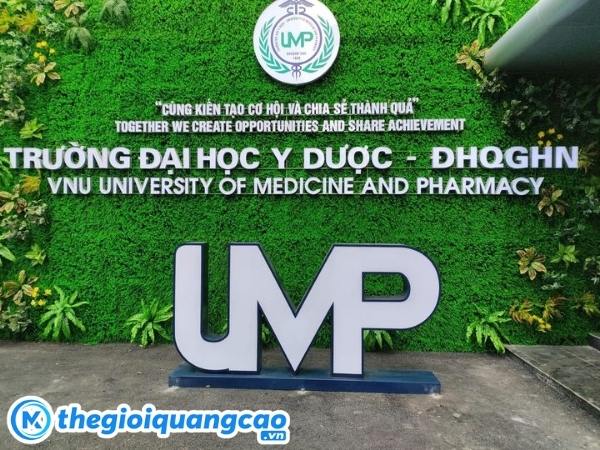 Mẫu bảng hiệu cỏ nh&acirc;n tạo cho trường đại học y dược