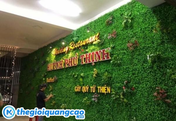 Mẫu bảng hiệu cỏ nh&acirc;n tạo cho nh&agrave; h&agrave;ng Huỳnh Ph&uacute; Thịnh