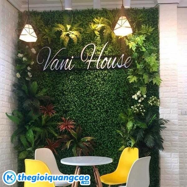 Mẫu bảng hiệu cỏ nh&acirc;n tạo gắn chữ nổi đẹp
